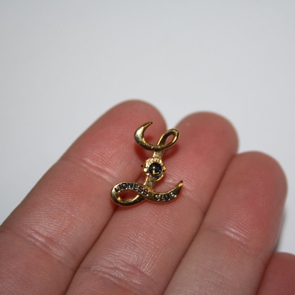 Vintage gold Lioness Club Lapel pin .75" - Picture 2 of 5